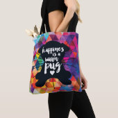 幸福は暖かいパグのカラフルのピラミッドです トートバッグ (クローズアップ)