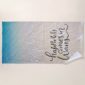 幸福は海洋波を持つ波のおもしろいのフォント入って来ます ビーチタオル (正面)