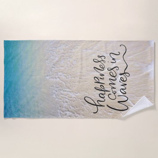 幸福は海洋波を持つ波のおもしろいのフォント入って来ます ビーチタオル (正面)