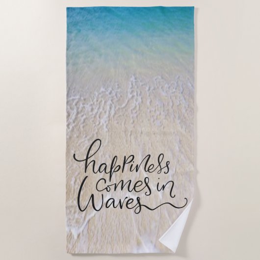 幸福は海洋波を持つ波のおもしろいのフォント入って来ます ビーチタオル (正面)