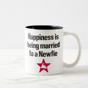 幸福はNewfieのマグに結婚したです ツートーンマグカップ