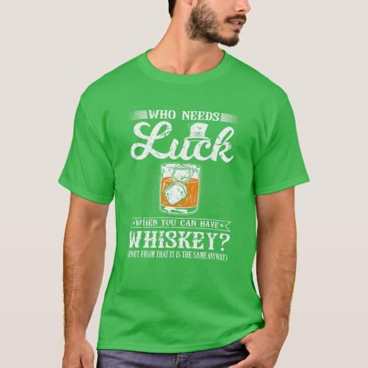 幸運が必要な者、St patricks day・ウおもしろいィスキー・ドリン Tシャツ (正面)