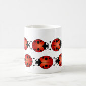 幸運なてんとう虫10のてんとう虫の赤いオレンジ黒 コーヒーマグカップ (中央)