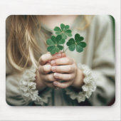 幸運なクローバーを持つ女の子 マウスパッド (正面)