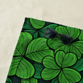 幸運なクローバーを見つける ビーチタオル (インサイチュ)