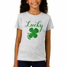 幸運なセントパトリックの日のTシャツの女の子の上のアイルランド語