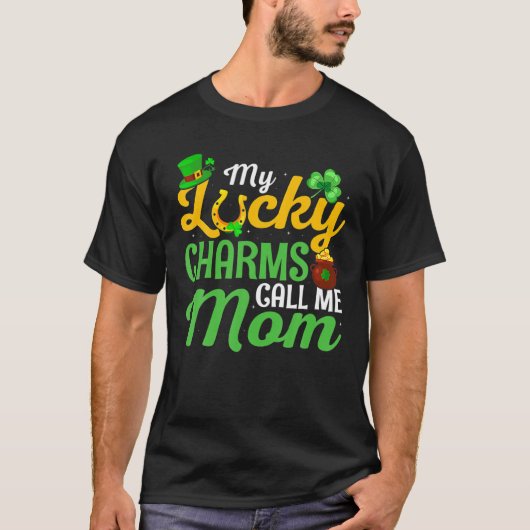 幸運なチャームが私をママSt patricks dayにMoと呼ぶ Tシャツ (正面)