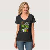 幸運なチャームが私をMom St Patrick's Dayと呼ぶ Tシャツ (正面フル)