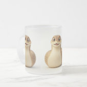 幸運な笑顔のスネークマグ フロストグラスマグカップ (正面左)