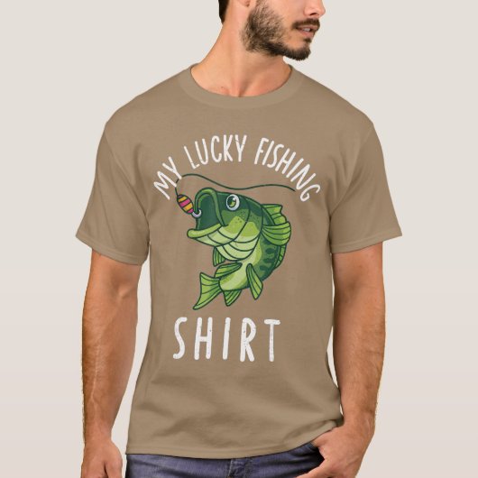 幸運な釣りをする少年 楽しいバスフィッシング お父さんギフト Tシャツ (正面)