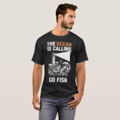 幸運な釣り人 漁師 おもしろ 釣り Tシャツ (正面フル)