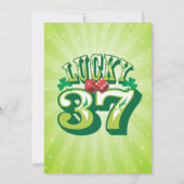 幸運な37 -カスタムな誕生日のパーティの招待状 招待状 (裏面)