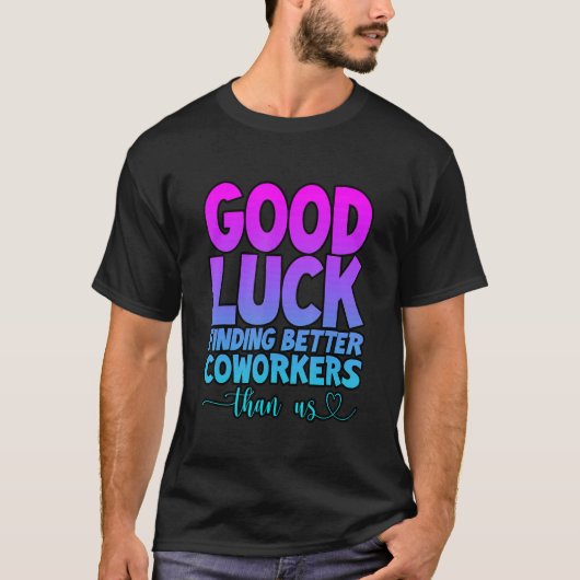 幸運にも私たちより良い同僚を見つける – 。 Tシャツ (正面)