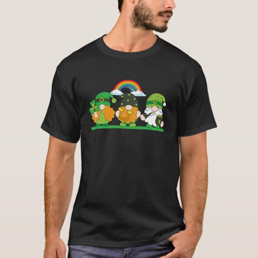 幸運のノームがシャムロッククローバーと馬蹄鉄を持つRai Tシャツ (正面)