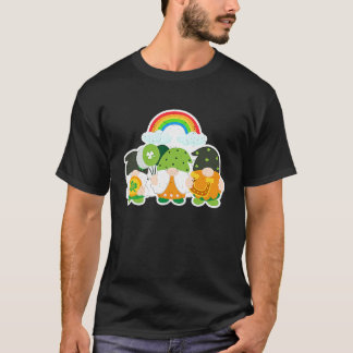 幸運のノームがシャムロッククローバー馬蹄レールを保持 Tシャツ