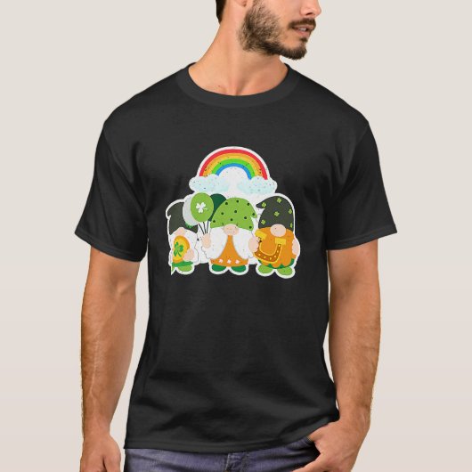 幸運のノームがシャムロッククローバー馬蹄レールを保持 Tシャツ (正面)