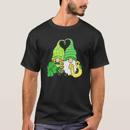 幸運のノームが四つ葉のクローバーと馬蹄を持つパット Tシャツ (正面)