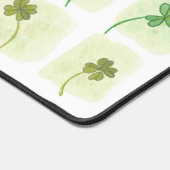 幸運の多くのグリーンクローバーとシャームロックのデスクマット デスクマット (コーナー)