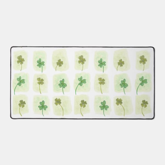 幸運の多くのグリーンクローバーとシャームロックのデスクマット デスクマット (正面)