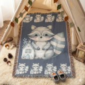 幻想的なアライグマの夜の森の小屋のシーン スローブランケット