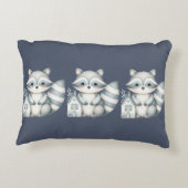 幻想的なアライグマの夜の森の木の家シーン アクセントクッション (裏面)