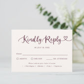 幻想的なスクリプトハートの伝統的な結婚式RSVP 出欠カード (スタンド正面)