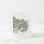 幻想的なゼンタングル モノクロの花 黄色アクセント フロストグラスマグカップ (正面左)