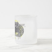 幻想的なゼンタングル モノクロの花 黄色アクセント フロストグラスマグカップ (中央)