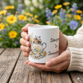 幻想的なティーポットのネズミ コテージコアの花々 コーヒーマグカップ