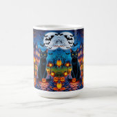 幻想的なハロウィーンの風景に登場する黒猫 コーヒーマグカップ (中央)