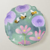 幻想的なピンクとパープルの花とハチの草原 ラウンドクッション (裏面)