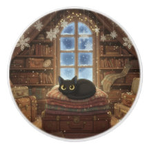 幻想的なヴィンテージの屋根裏部屋の黒猫