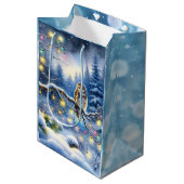 幻想的な冬の森のクリスマスフクロウ ミディアムペーパーバッグ (正面アングル)