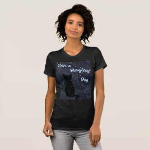 幻想的な日に黒猫の青い星を持つ Tシャツ