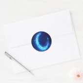 幻想的な月に照らされた蝶 – 魔法のグロースティック ラウンドシール (封筒)