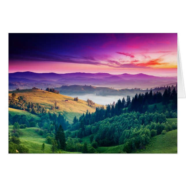 幻想的な朝の山の風景。曇り (正面横)