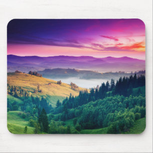 幻想的な朝の山の風景。曇り マウスパッド