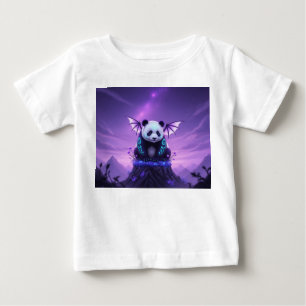 幻想的な翼を持つパンダが浮かぶ峰に佇む ベビーTシャツ