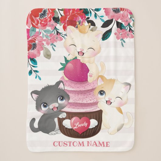 幻想的な花とキャラクターの猫のイチゴカップケーキ シェルパブランケット (正面)