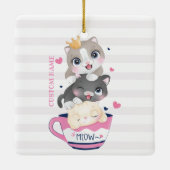 幻想的な花とキャラクターの猫のイチゴカップケーキ セラミックオーナメント (裏面)