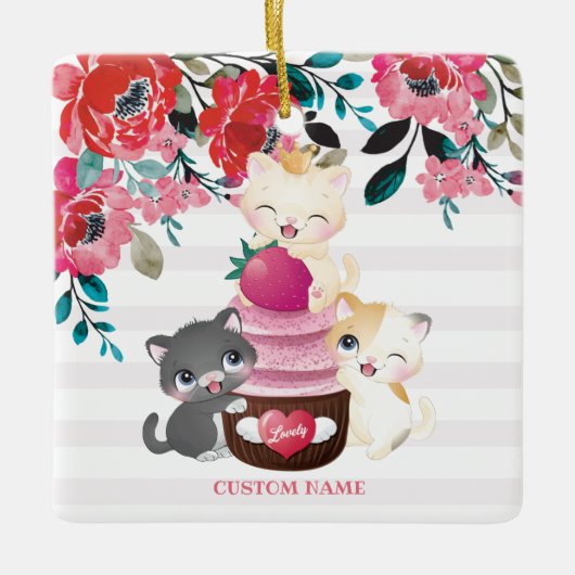 幻想的な花とキャラクターの猫のイチゴカップケーキ セラミックオーナメント (正面)