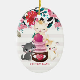 幻想的な花とキャラクターの猫のイチゴカップケーキ セラミックオーナメント