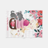 幻想的な花とキャラクターの猫のイチゴカップケーキ フリースブランケット (正面(横))