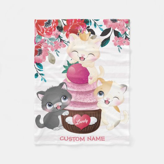 幻想的な花とキャラクターの猫のイチゴカップケーキ フリースブランケット (正面)