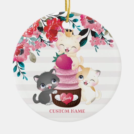 幻想的な花とキャラクター猫のイチゴカップケーキ セラミックオーナメント (正面)