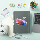 幻想的な輝きを放つ虹色の白鳥 – 魔法の幻想 シール (iPadカバー)