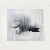 幻想的な霧の中の馬 – ミニマリスト抽象画 タペストリー (正面(横))