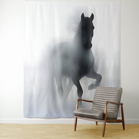 幻想的な霧の中の馬 – ミニマリスト抽象画 タペストリー (インサイチュ)