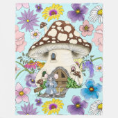 幻想的な青い花のネズミのキノコの家 フリースブランケット (正面)