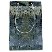 幻想的に輝く冬のワンダーランド雪の森 ミディアムペーパーバッグ (正面)